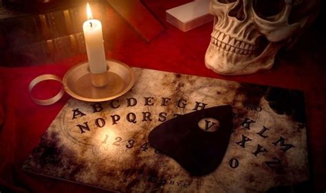 Halloween games: Ouija board, Spirit of the glass .